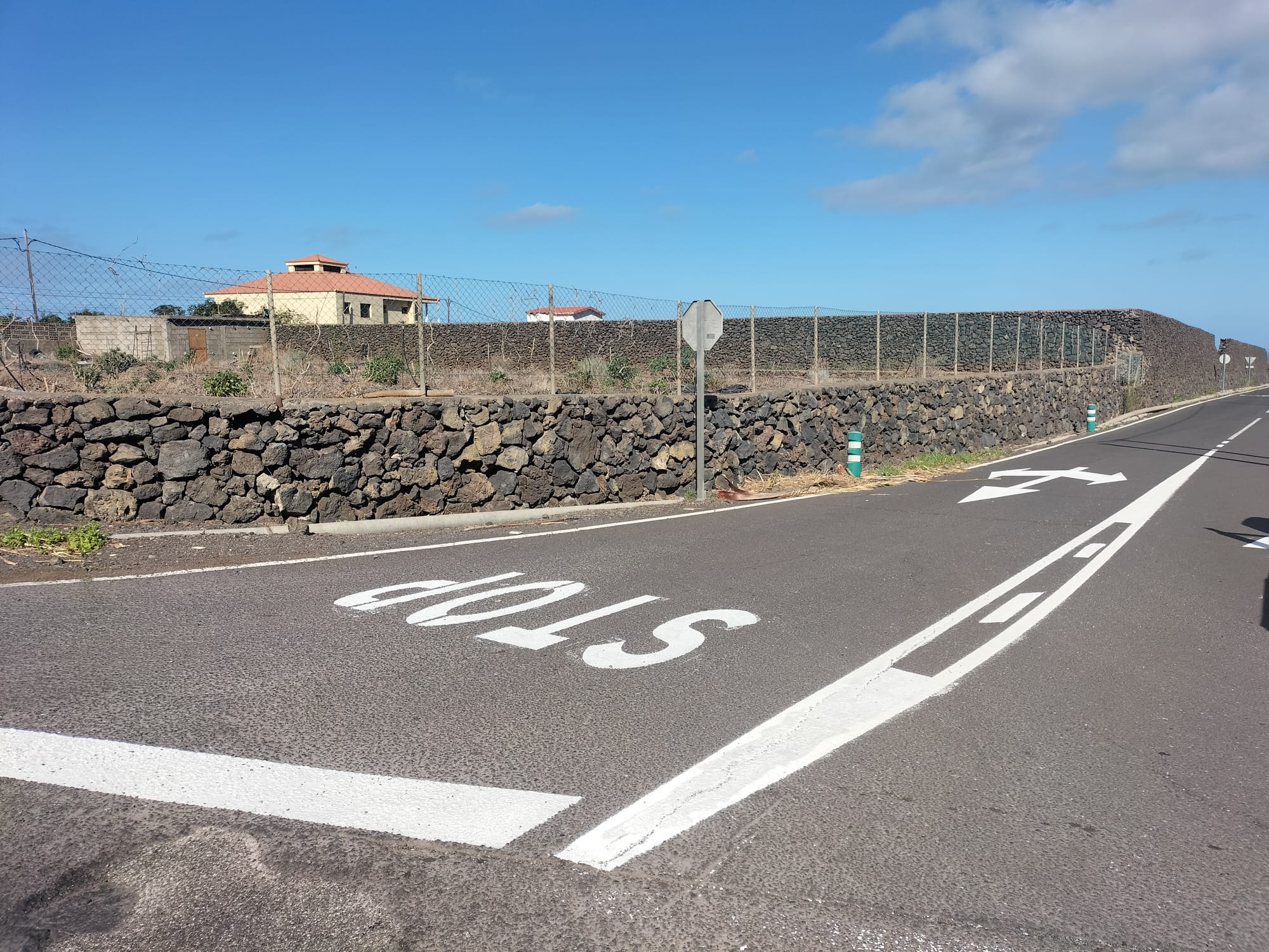 El Ayuntamiento de La Frontera realiza trabajos de pintura y señalización viaria